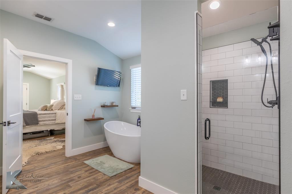 684 Taylor Ridge Estates Road Abilene, TX 79603 - Photo 19 of 39 a bathroom with a toilet a sink and bathtub