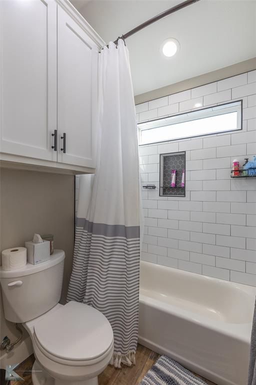 684 Taylor Ridge Estates Road Abilene, TX 79603 - Photo 24 of 39 a bathroom with a toilet and a bathtub