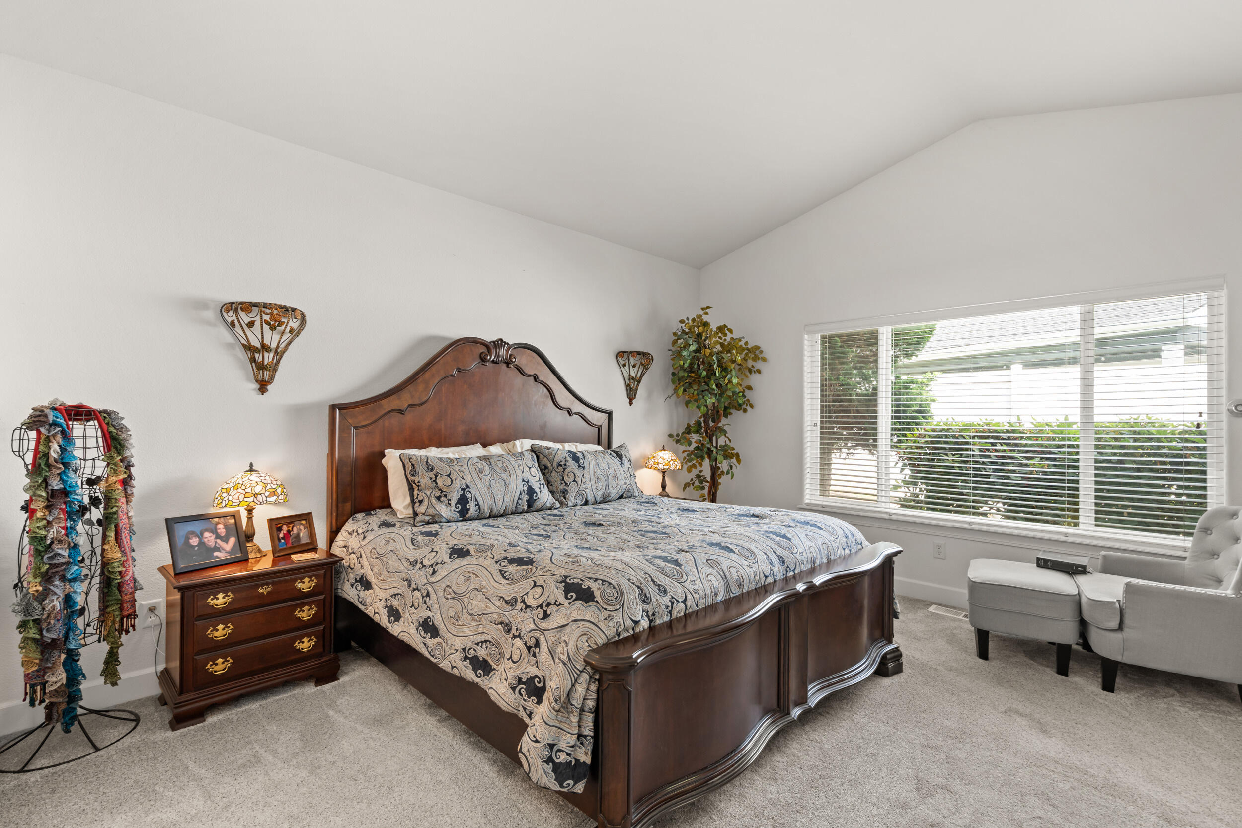 115 Sandridge Way Eagle Point, OR 97524 - Photo 21 of 36 Primary Suite