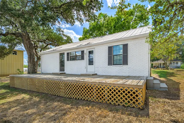 a view of a house with a backyard