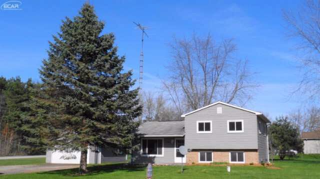12496 North Center Road Clio, MI 48420 - Photo 8 of 10 21137459-7.JPG