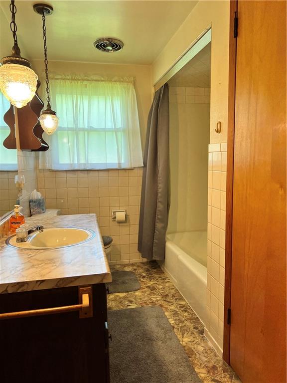 880 Pizza Barn Road Blairsville, PA 15717 - Photo 14 of 44 a bathroom with a sink a toilet and shower