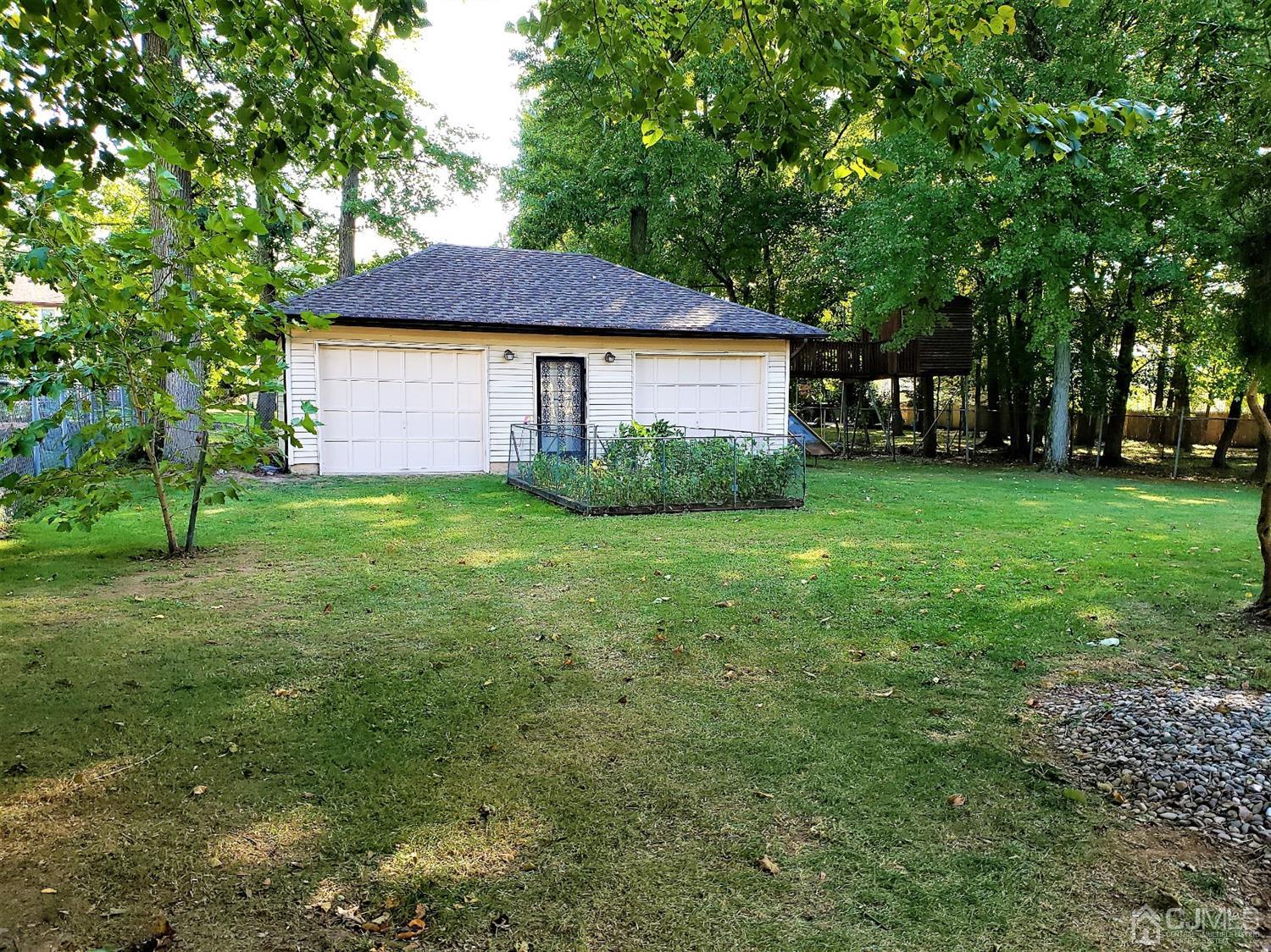24 Hillsdale Road Edison, NJ 08820 - Photo 24 of 41 a front view of a house with garden