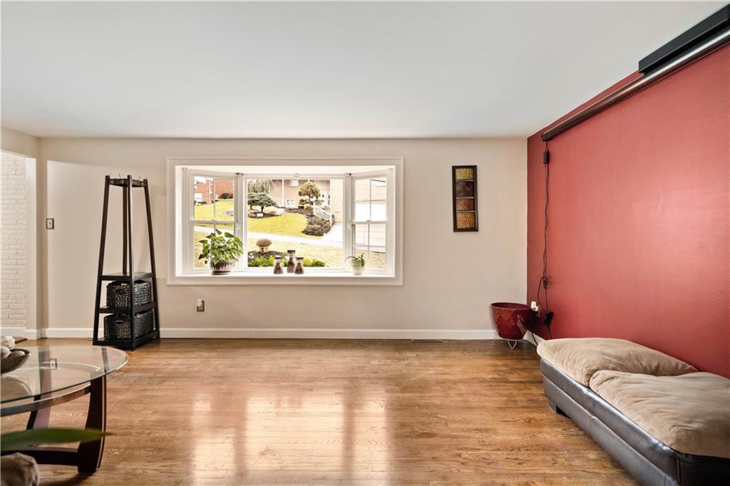1623 Wise Road Pittsburgh, PA 15220 - Photo 9 of 24 Gallery Image 9