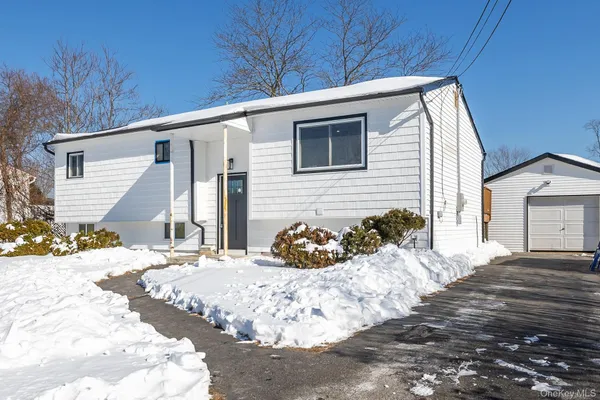 $688,999 | 3103 Falcon Avenue, Medford, NY 11763