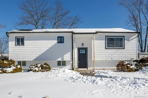 $688,999 | 3103 Falcon Avenue, Medford, NY 11763