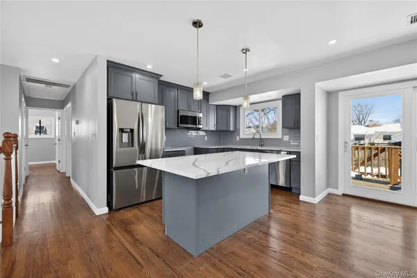 $688,999 | 3103 Falcon Avenue, Medford, NY 11763