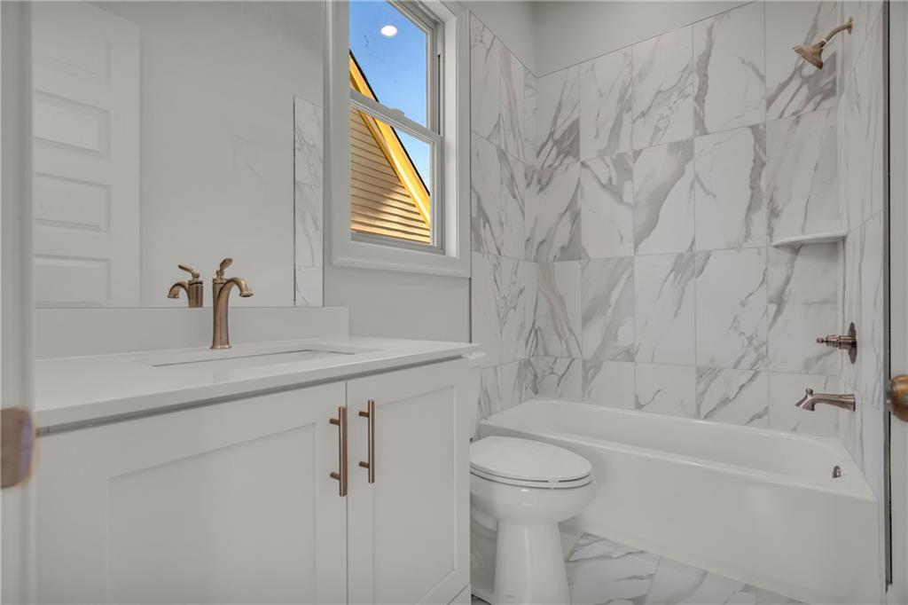 7054 Hammock Trail Gainesville, GA 30506 - Photo 33 of 72 a bathroom with a sink a toilet and bathtub