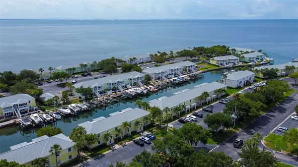 $1,950 | 5092 Beach Drive Southeast, Unit A, St. Petersburg, FL 33705