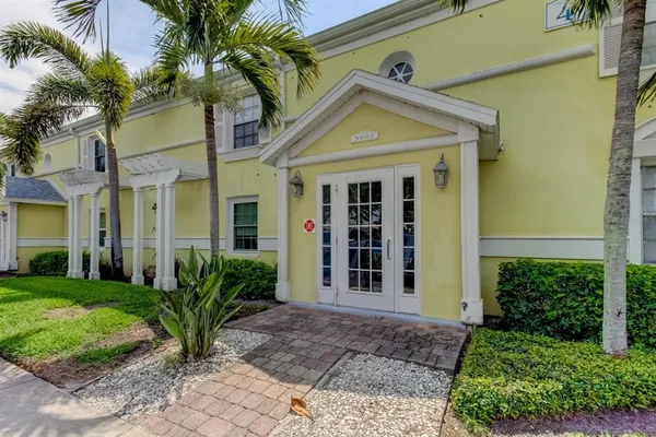 $1,950 | 5092 Beach Drive Southeast, Unit A, St. Petersburg, FL 33705