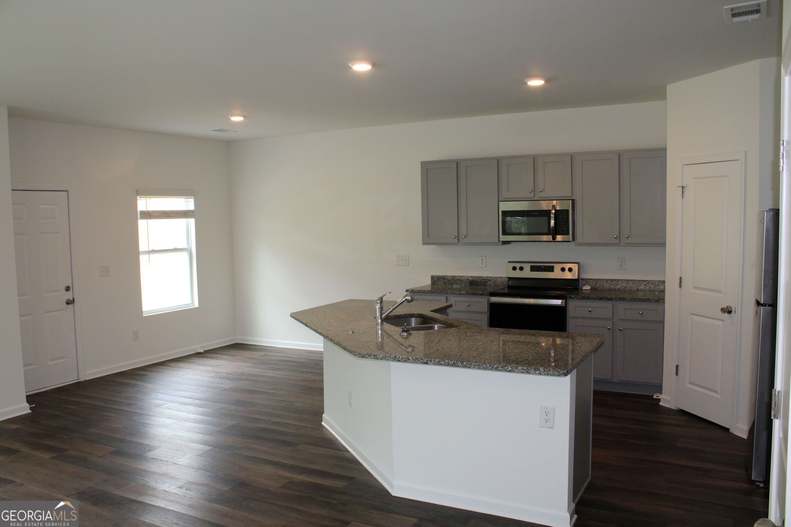 9220 Golfview Circle Covington, GA 30014 - Photo 3 of 20 Gallery Image 3