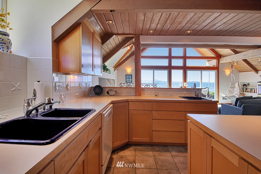 6252 Barr Beach Road Freeland, WA 98249 - Photo 11 of 25