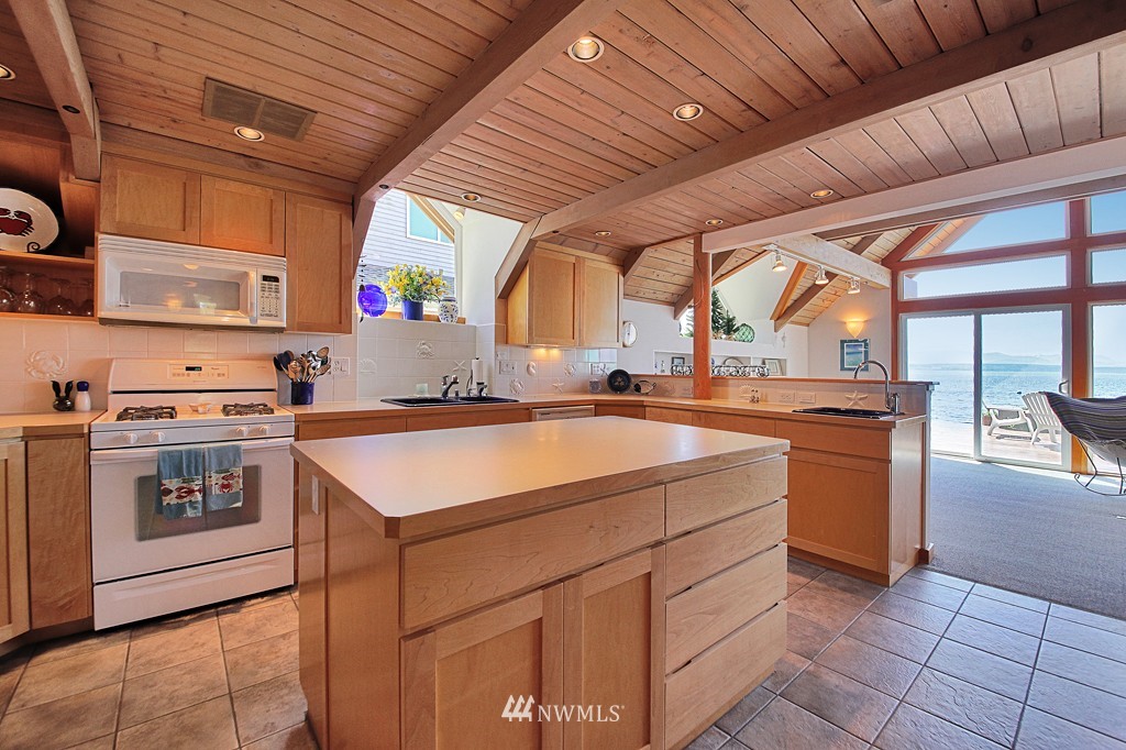 6252 Barr Beach Road Freeland, WA 98249 - Photo 10 of 25
