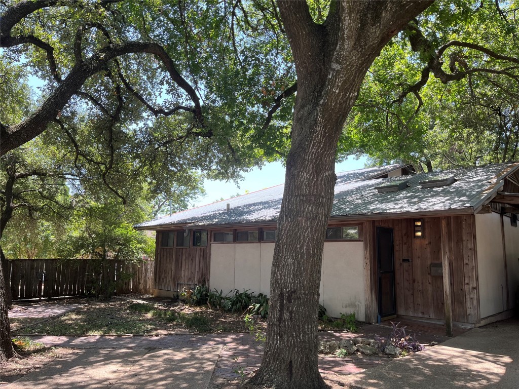 a view of a backyard