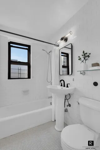 $1,380,000 | 115 East 9th Street, Unit 16L | Greenwich Village