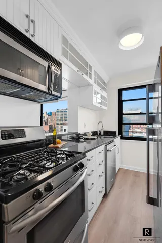 $1,380,000 | 115 East 9th Street, Unit 16L | Greenwich Village