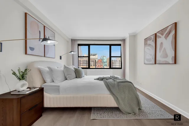 $1,380,000 | 115 East 9th Street, Unit 16L | Greenwich Village