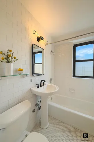 $1,380,000 | 115 East 9th Street, Unit 16L | Greenwich Village