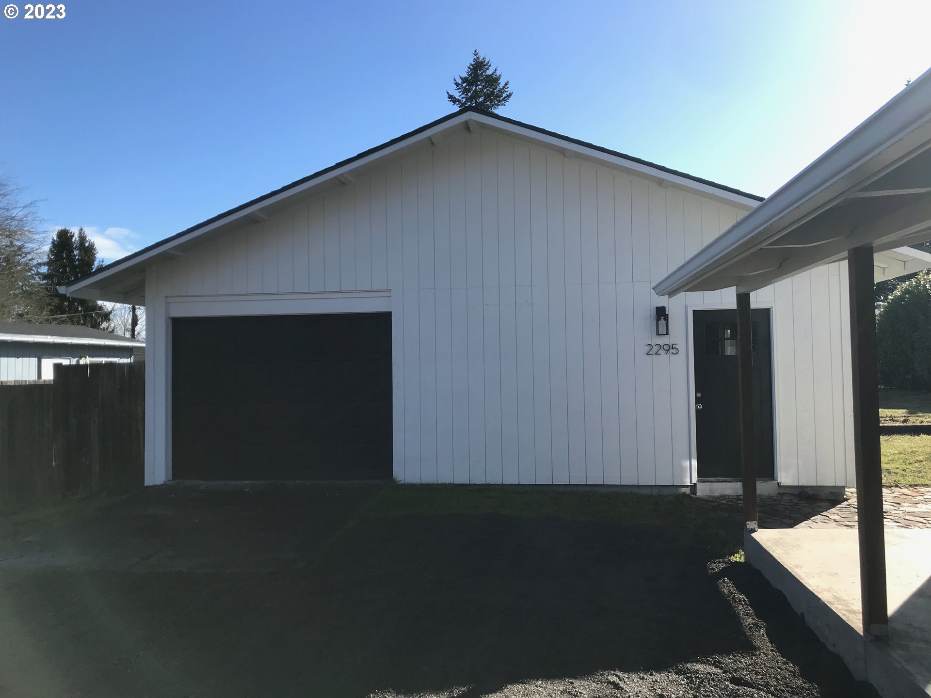 2295 Dakota Street Eugene, OR 97402 - Photo 10 of 17 a front view of a house with yard