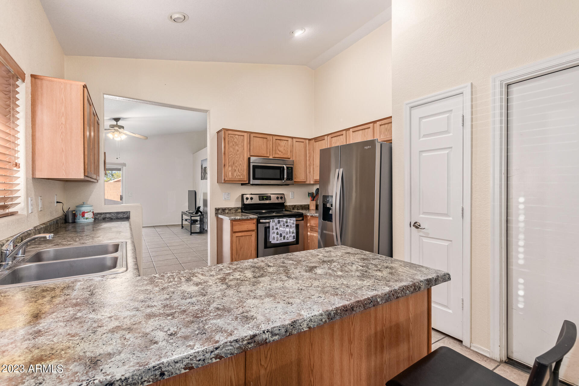 2118 West Vineyard Road Phoenix, AZ 85041 - Photo 17 of 37 Kitchen