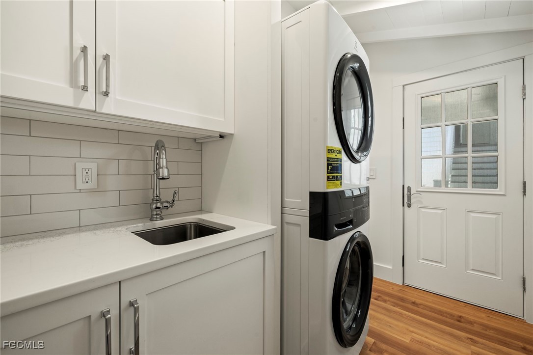 1517 Sand Castle Road Sanibel, FL 33957 - Photo 18 of 50 a bathroom with a toilet a sink and a mirror