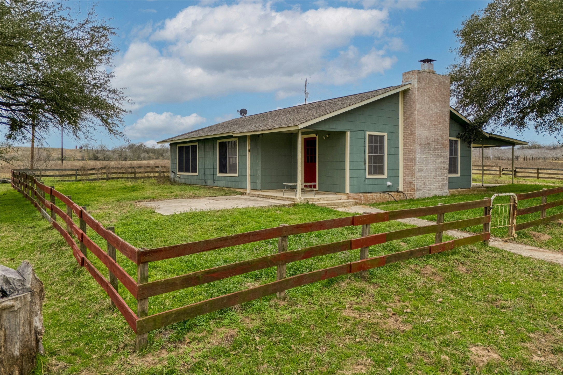 103 Robin Lane Luling, TX 78648 - Photo 2 of 40