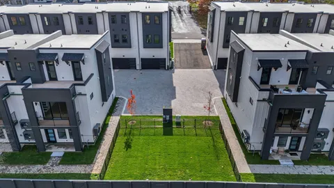 a view of a house with backyard