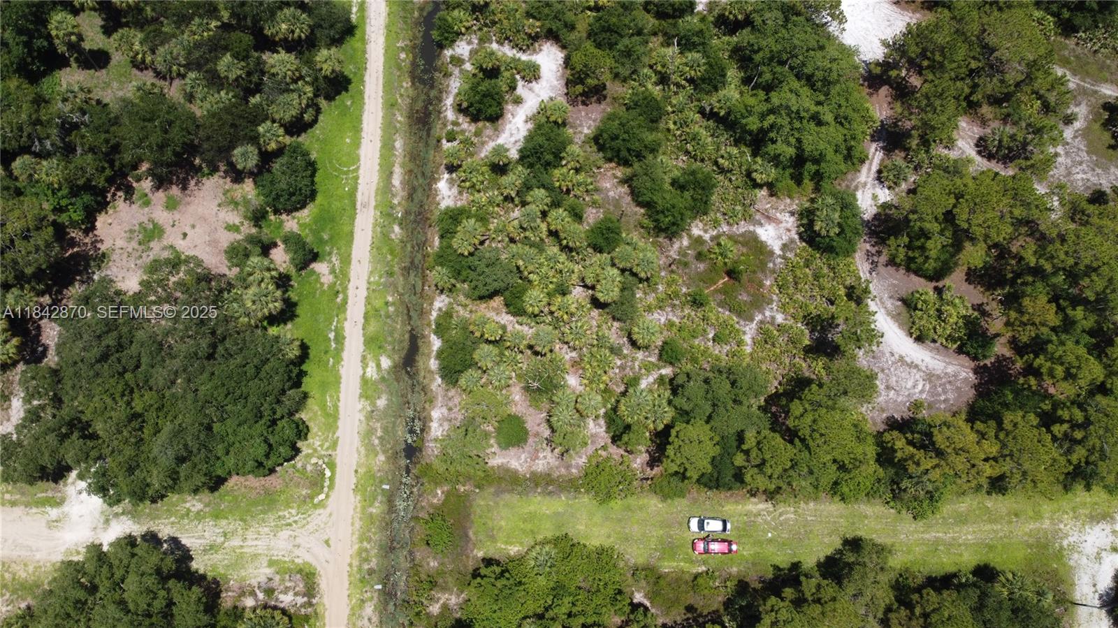 614 South Estribo Street Clewiston, FL 33440 - Photo 4 of 10 a view of a yard