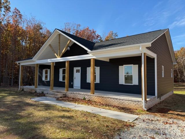 689 Robinson Road Appomattox, VA 24522 - Photo 2 of 16 a front view of a house