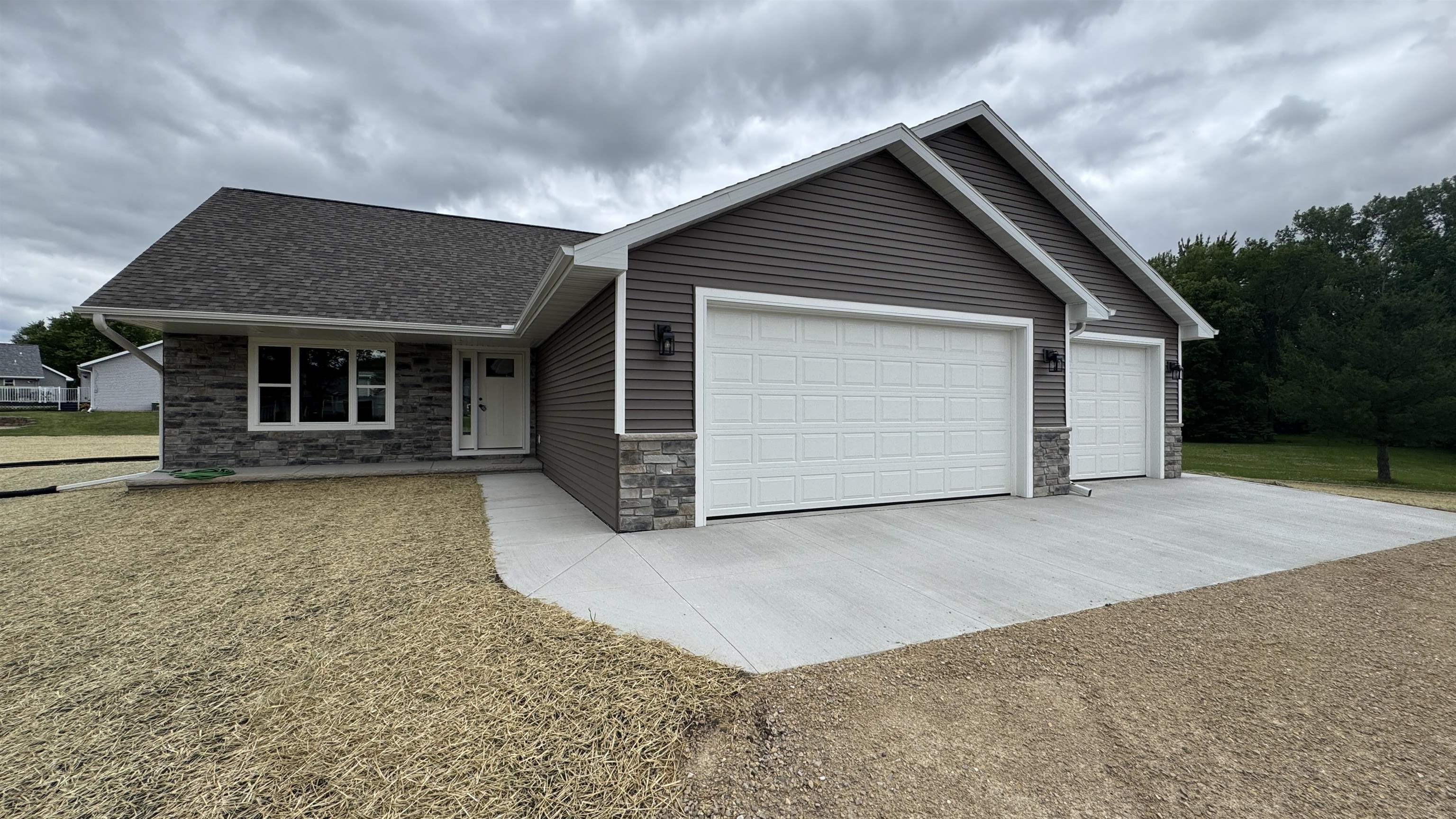 709 Robin Street New London, WI 54961 - Photo 2 of 35