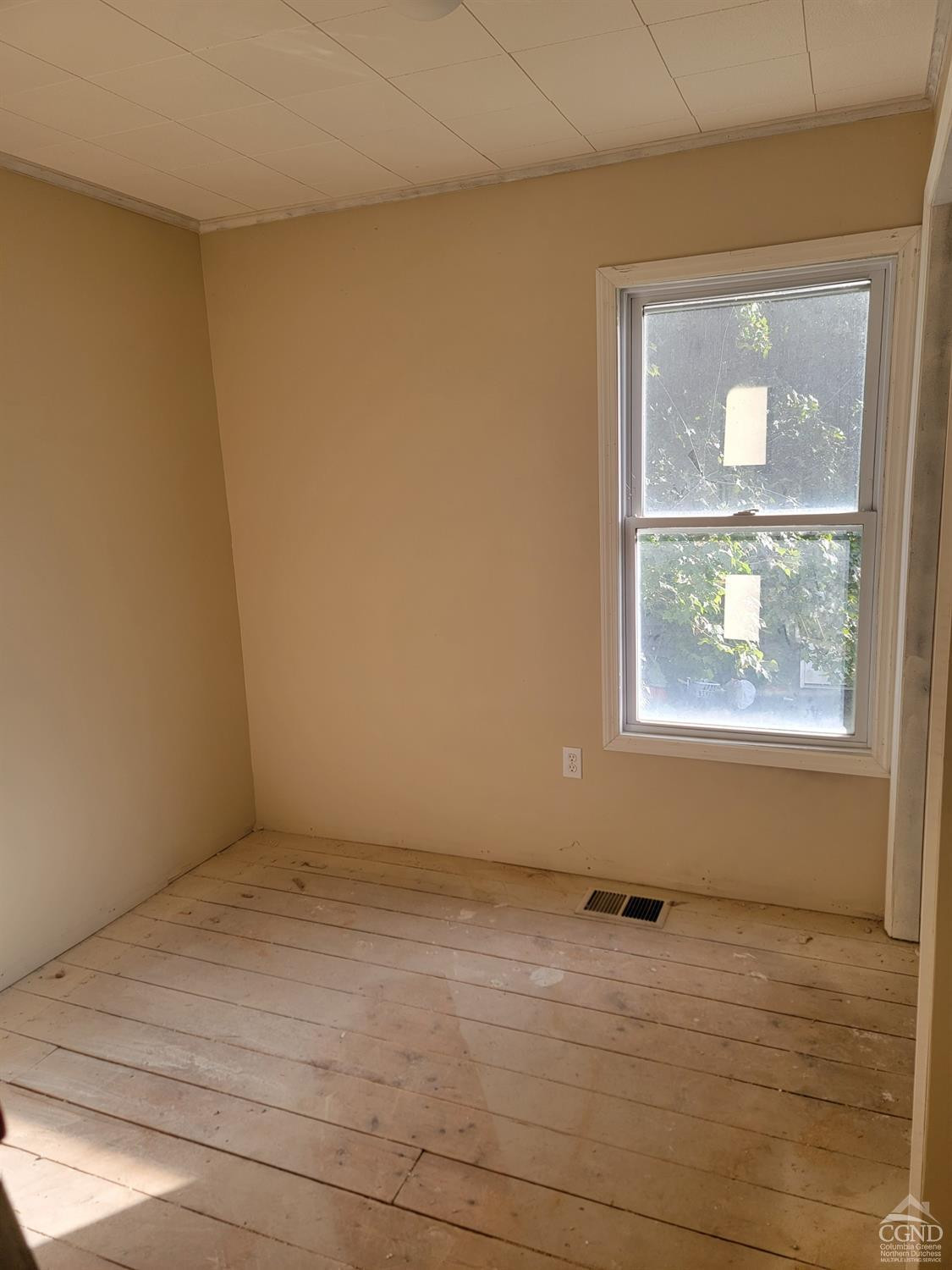 19 Mountain Avenue Cairo, NY 12413 - Photo 11 of 13 an empty room with a window