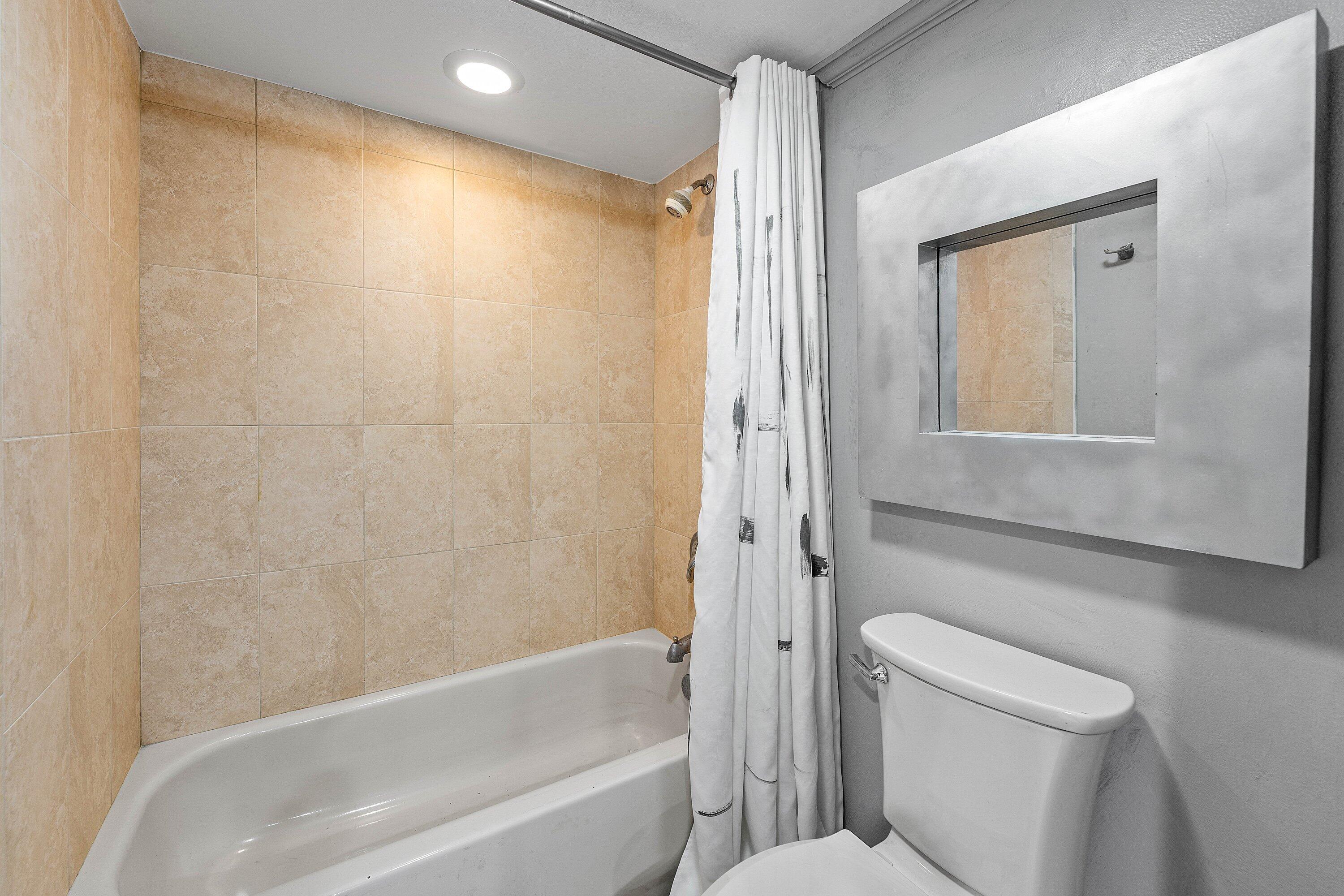 5080 North Ocean Drive, Unit 6B Singer Island, FL 33404 - Photo 17 of 40 Second Bath Tub/Shower Combo