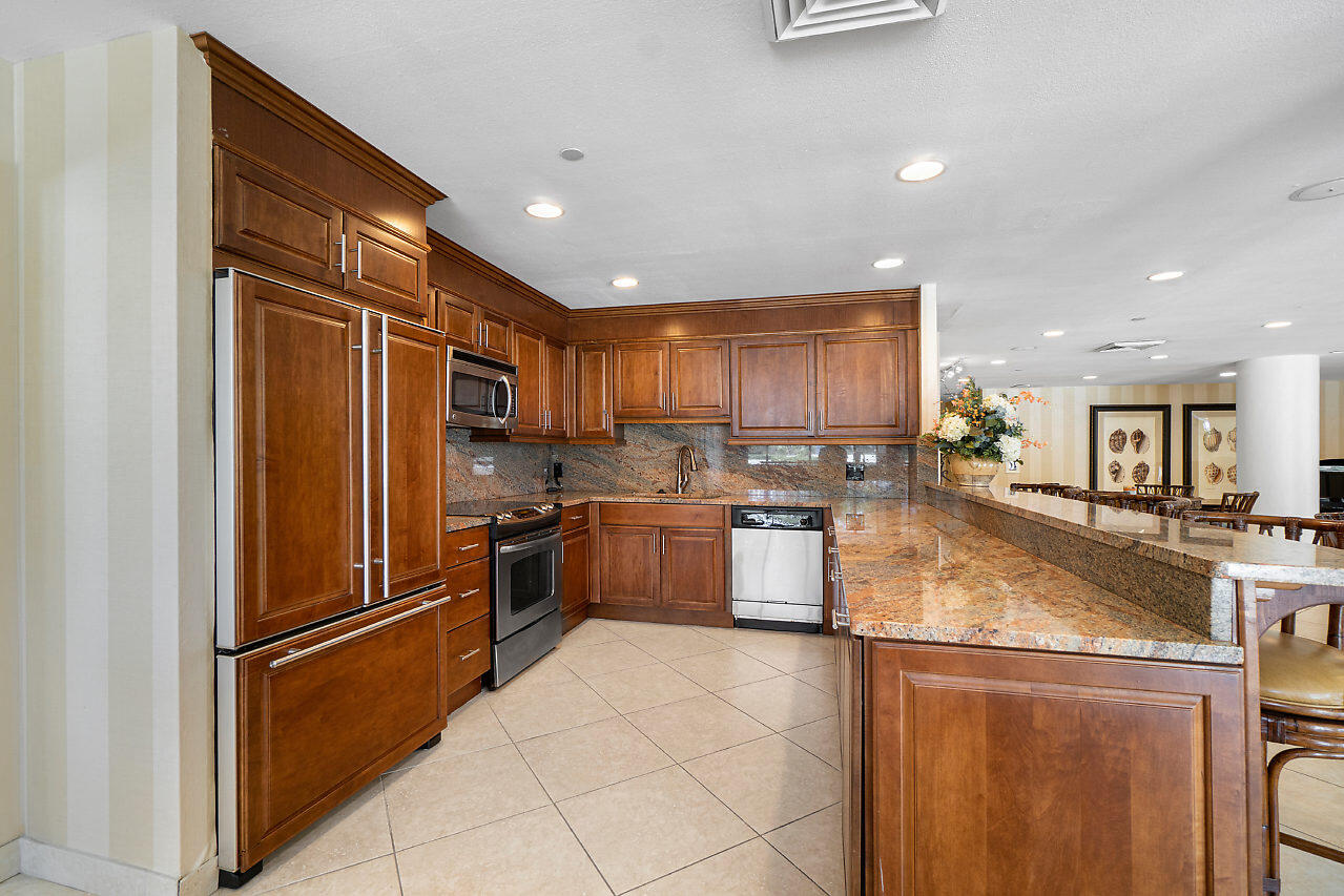 5080 North Ocean Drive, Unit 6B Singer Island, FL 33404 - Photo 35 of 40 Full Kitchen in Common Area