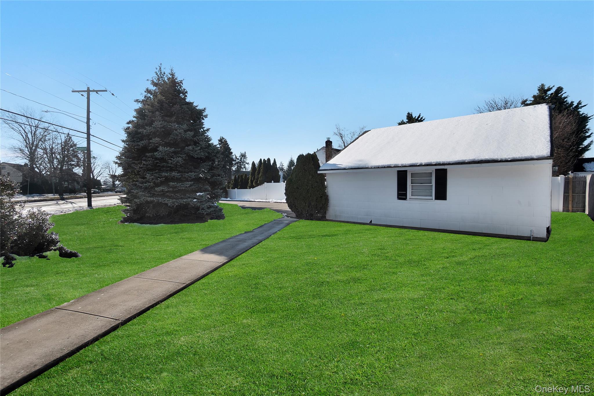 212 Newbridge Road Hicksville, NY 11801 - Photo 17 of 18