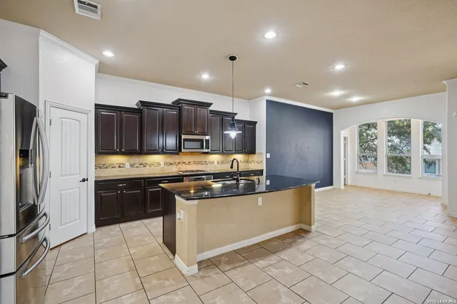 $2,600 | 707 Gold Beauty, San Antonio, TX 78245