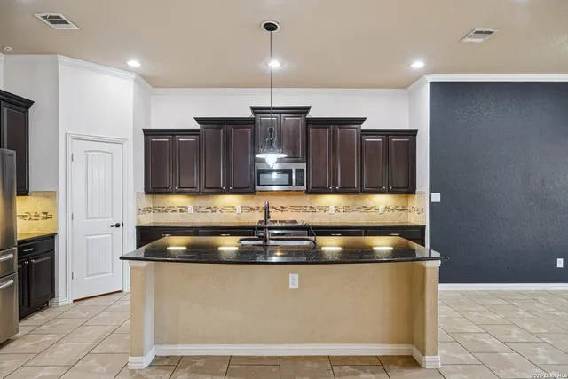 $2,600 | 707 Gold Beauty, San Antonio, TX 78245