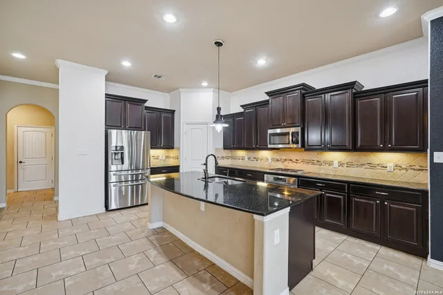 $2,600 | 707 Gold Beauty, San Antonio, TX 78245