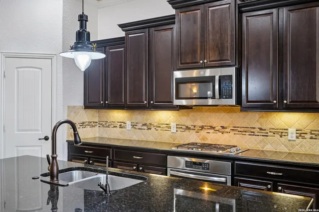 $2,600 | 707 Gold Beauty, San Antonio, TX 78245