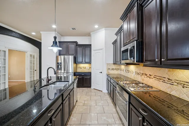 $2,600 | 707 Gold Beauty, San Antonio, TX 78245