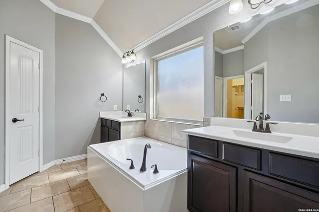 $2,600 | 707 Gold Beauty, San Antonio, TX 78245