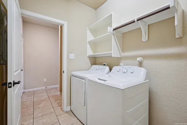 $2,600 | 707 Gold Beauty, San Antonio, TX 78245