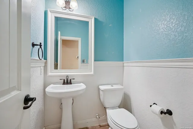 $2,600 | 707 Gold Beauty, San Antonio, TX 78245