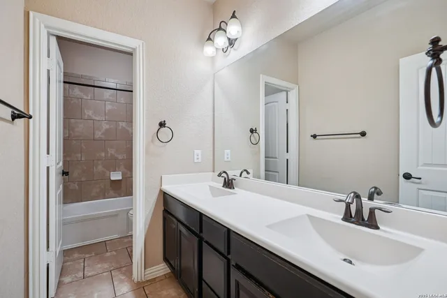 $2,600 | 707 Gold Beauty, San Antonio, TX 78245