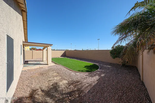 a view of a backyard