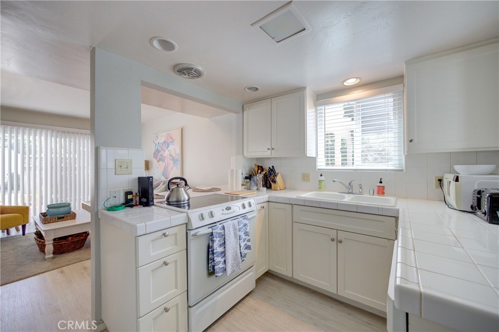2650 Main Street, Unit 7 Cambria, CA 93428 - Photo 5 of 50 a kitchen that has a sink and a stove in it