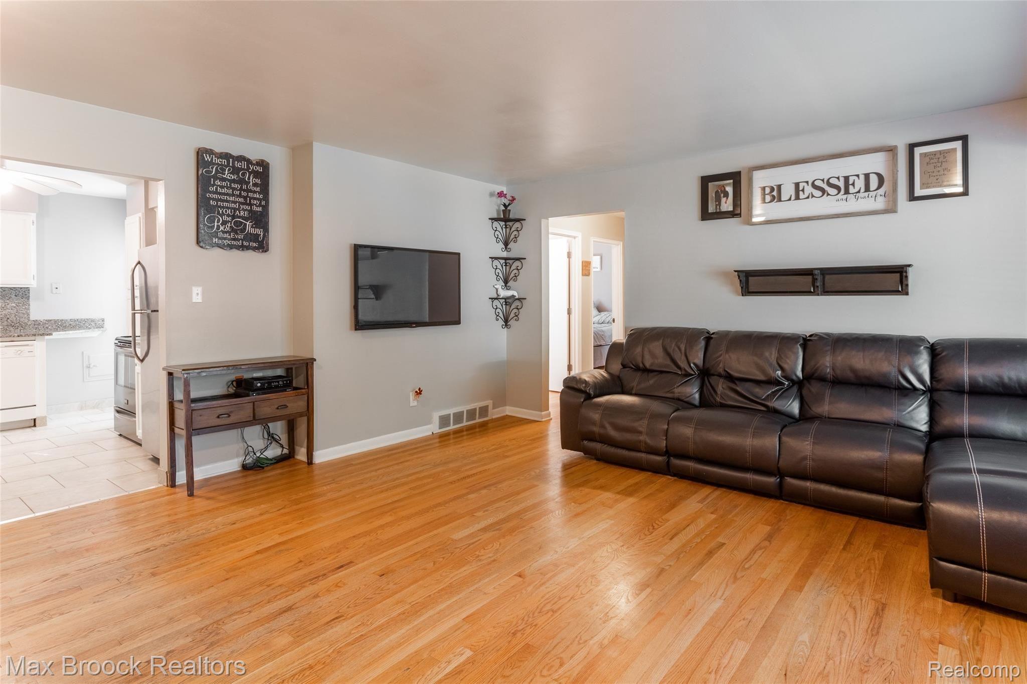 31611 Marblehead Road Farmington, MI 48336 - Photo 5 of 32 244A3340.jpg