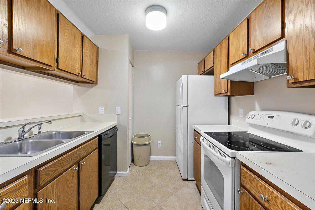 3270 Ricky Drive, Unit 2101 Jacksonville, FL 32223 - Photo 4 of 16 04-Kitchen