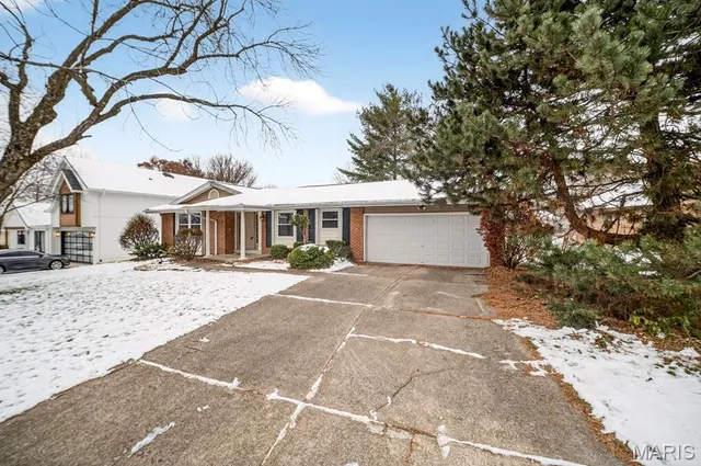 $400,000 | 4 Riviera Court, Lake St. Louis, MO 63367