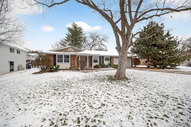 $400,000 | 4 Riviera Court, Lake St. Louis, MO 63367