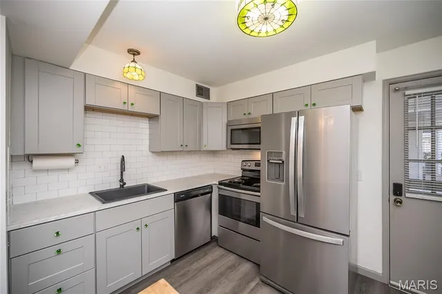 $104,900 | 853 Dumont Place, Unit B, St. Louis, MO 63125